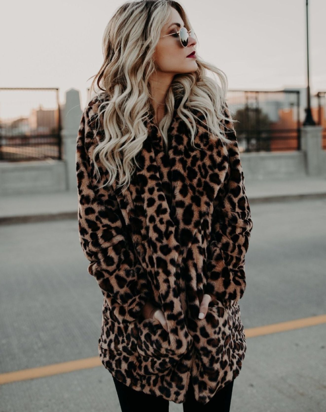 Casaco de Pelos Animal Print com Bolsos Frontais