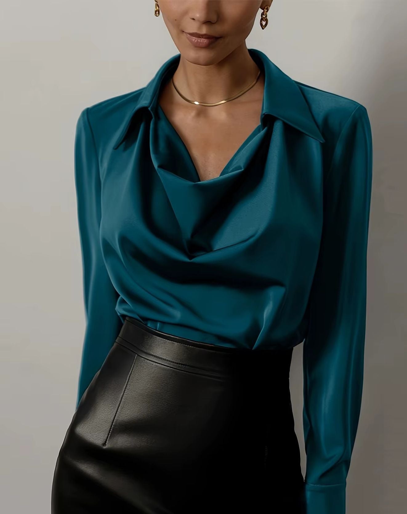 Blusa Linda com Gola Caída e Mangas Longas