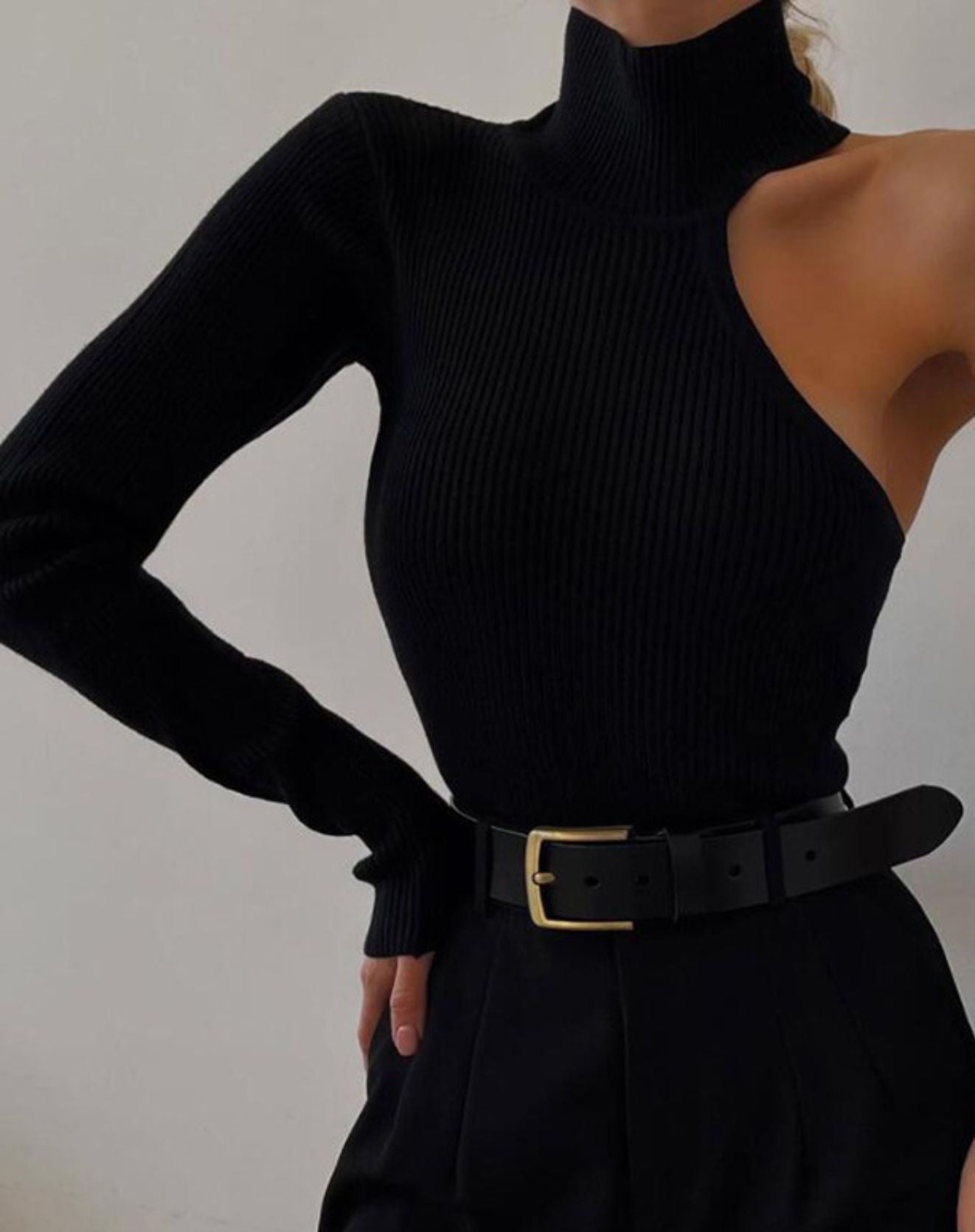 Blusa Munancy Gola Alta de Uma Manga Só