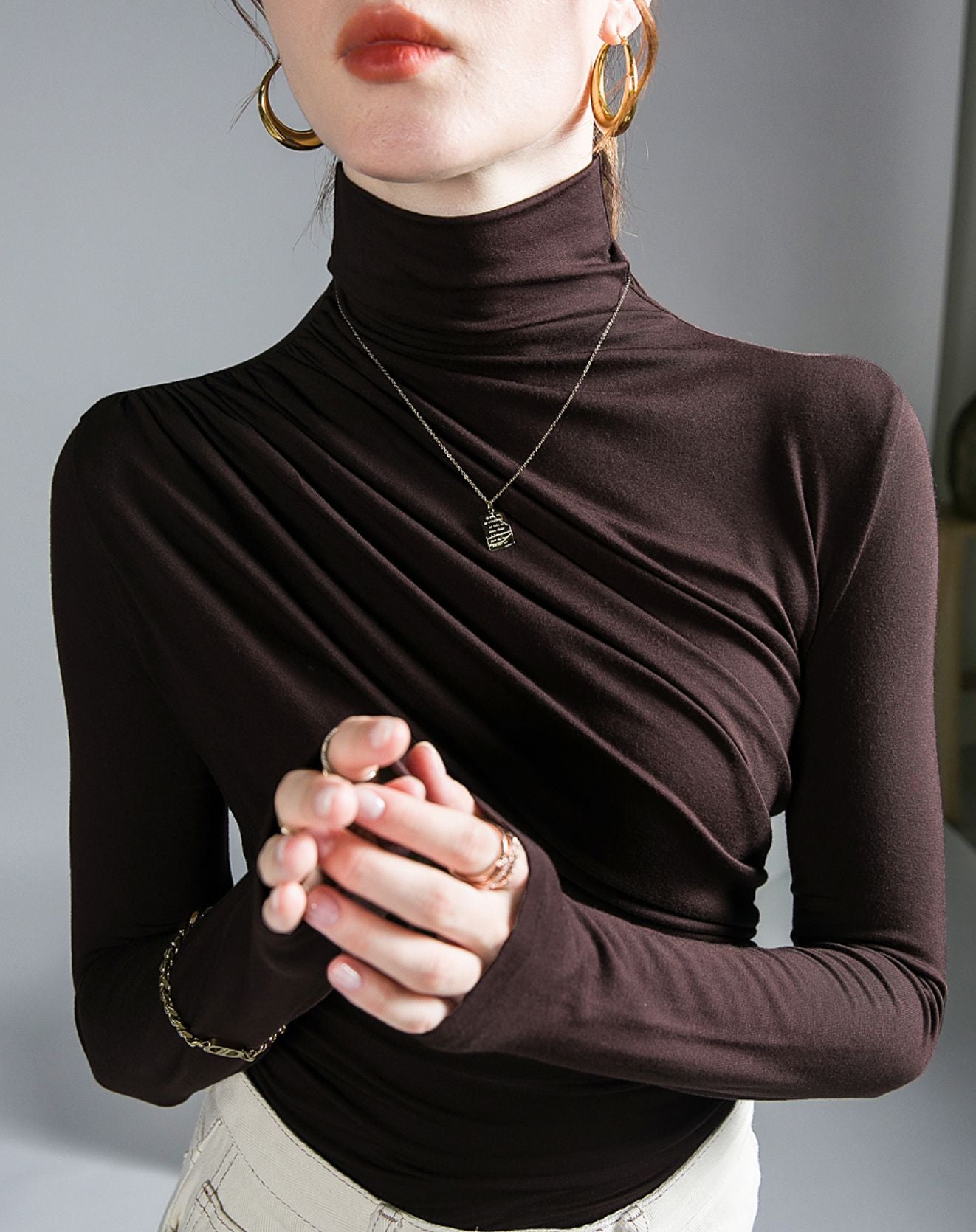 Blusa Fusion com Gola Alta e Pregas Frontais